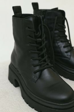 Ботинки в черной коже фото