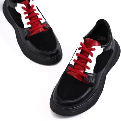 Кросівки з червоною шнурівкою фото