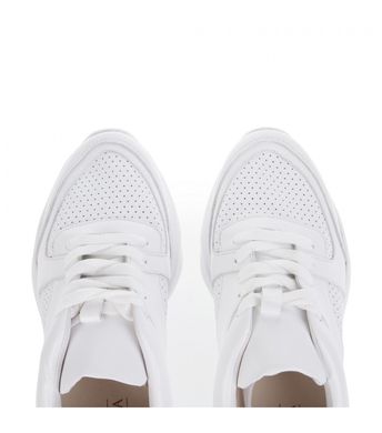 Белые кроссовки с перфорацией фото