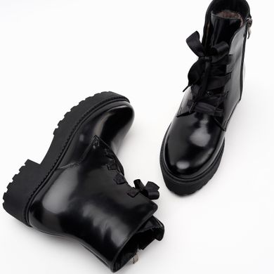Ботинки из черного лака зимние фото