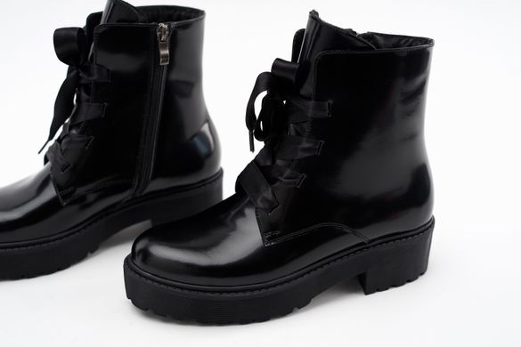 Ботинки из черного лака зимние фото