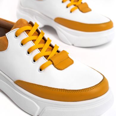 Кроссовки с желтыми шнурками фото